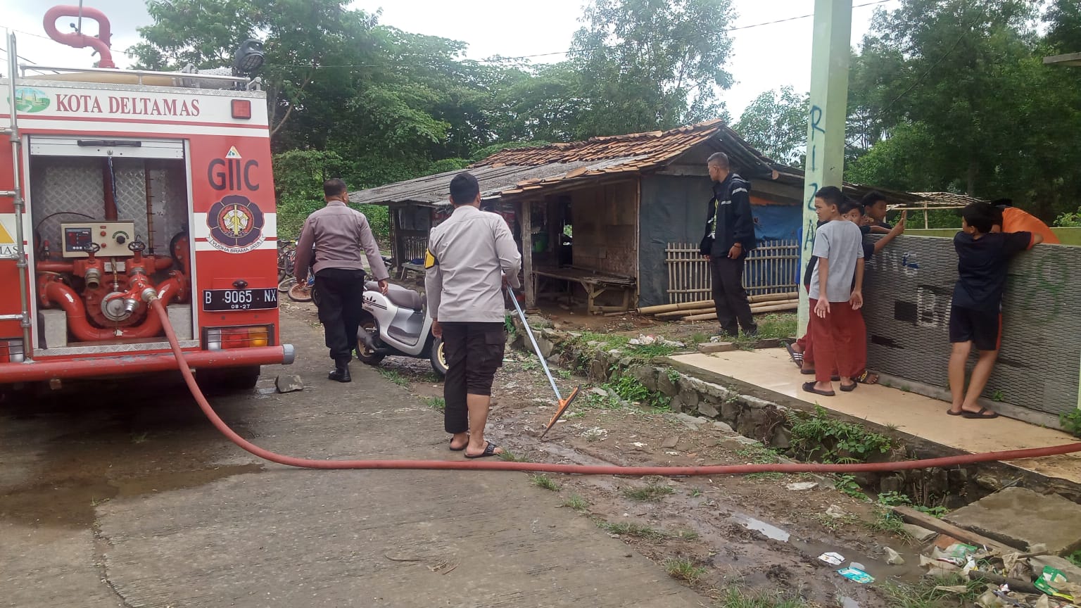 Bantuan air bersih dan logistik untuk warga korban banjir